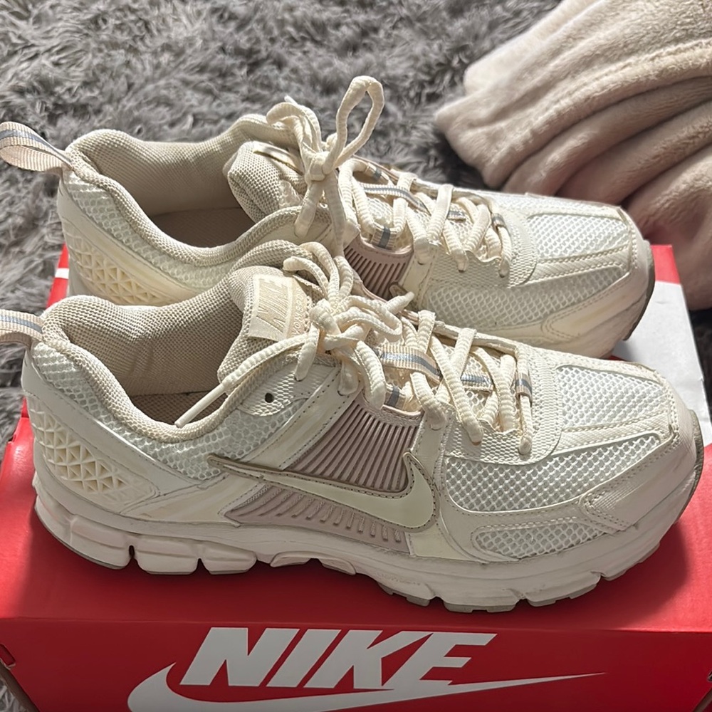 Nike Cream Sneakers Vomero